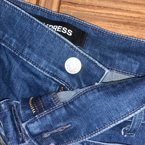 🔥 EXPRESS HIGH WAISTED BELTED SHORTS 🔥 - Picture 2 of 3